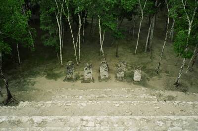 Fnf Hter vor Tempel in Calakmul
