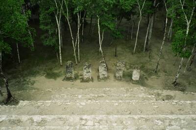 F�nf H�ter vor Tempel in Calakmul